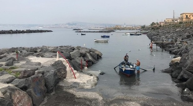 Napoli Est, aumento di escherichia coli: il mare resta negato