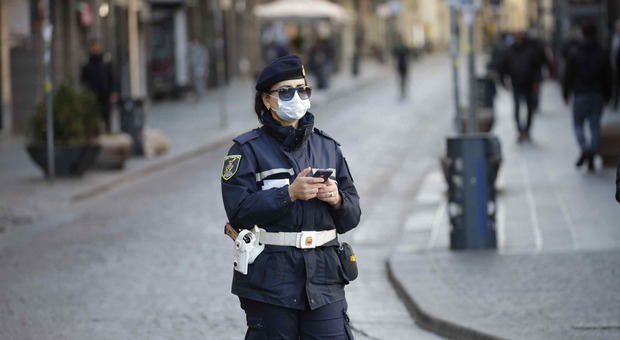 In strada senza mascherina, aggredisce due vigili urbani a Napoli