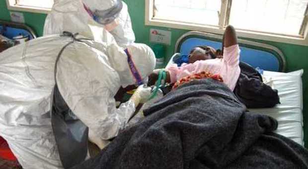 Ebola, la Gran Bretagna si mette alla prova: "Esercitazione con finti malati in ospedale"