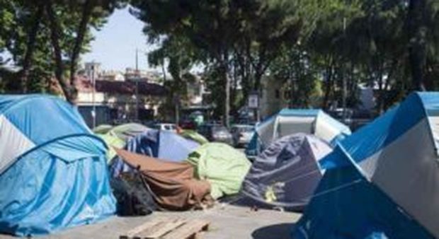 Via Cupa, caos migranti l'altolà della Raggi: «Intervenga il Governo»