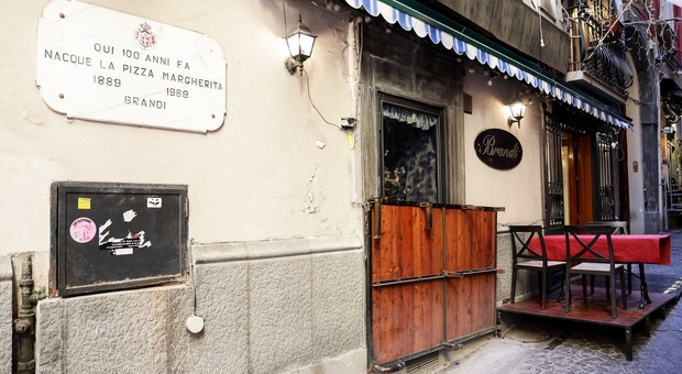Riapre la pizzeria Brandi che inventò la Margherita: fu chiusa dopo il blitz di Asl e Nas