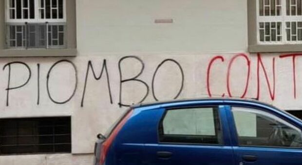 "Piombo contro FdI", sul muro compaiono le scritte minatorie contro il partito di Meloni a due giorni da Via Fani