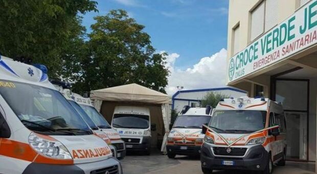Ubriaco aggredisce i soccorritori della Croce verde: due feriti e danni all’ambulanza