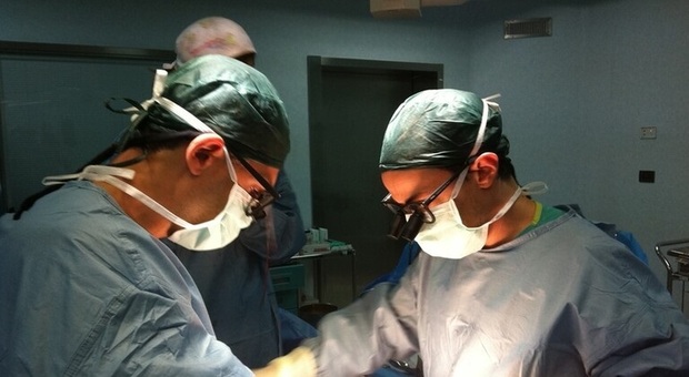 Raro intervento chirurgico ha permesso di separare due gemelline siamesi di quattro anni