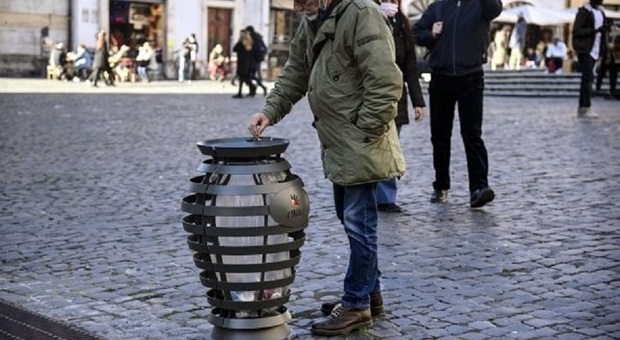 Roma, via i cestini della Raggi: le “urne” solo nei cimiteri. E tornano quelli in ghisa