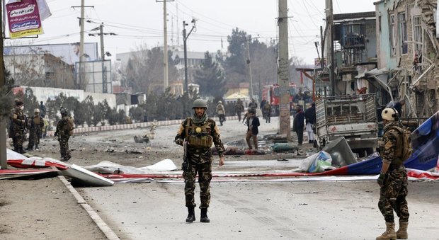 Afghanistan, kamikaze si fa esplodere davanti alla moschea degli sciiti: 10 morti e una ventina di feriti