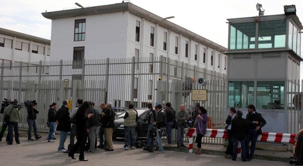 Taranto, ancora droga e telefonini trovati in carcere