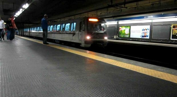 Roma ha perso il treno: ferma la metro B1, ritardi sulla B. Mancano i convogli, viaggiatori infuriati sulle banchine