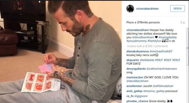David Beckham cuce i vestitini per le bambole della figlia: la foto diventa virale