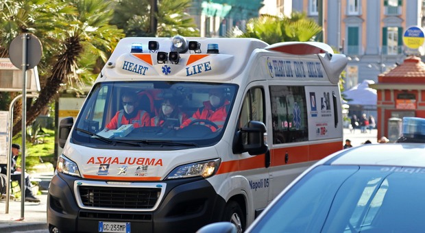 Napoli, ambulanza circondata a Ponticelli: pugni e calci all’autista, il medico fugge