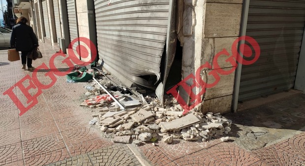 Taranto, bomba esplode in pieno centro e devasta un bar: in frantumi i vetri del palazzo