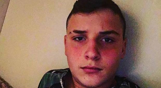 Baby rapinatore ucciso a Napoli, il dolore degli amici: «Non spegni il sole se gli spari»