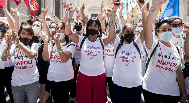 Whirlpool Napoli, manifestazione a Roma: delegazione di operai ricevuta al ministero