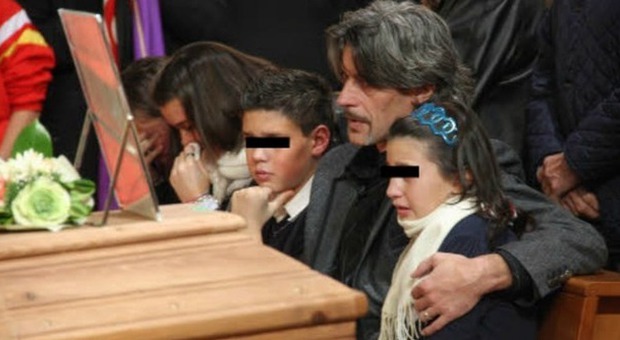 Moreno Torricelli ai funerali della moglie Barbara