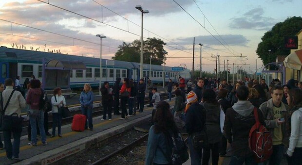 Treni cancellati e sciopero dei bus: andare a Roma con i mezzi pubblici è un miraggio. Emergenza pendolari