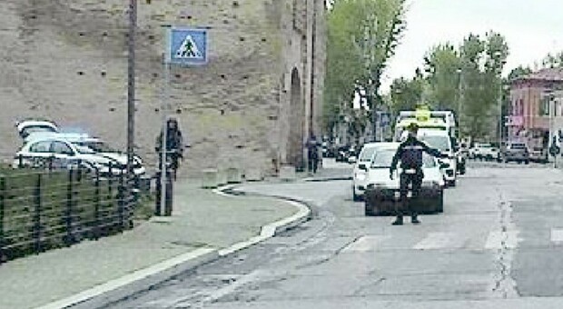Fano, donna investita sulle strisce da una 18enne in scooter: paura alle 8 in viale Buozzi