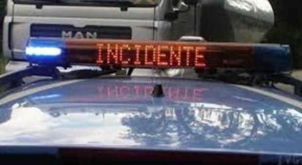 Latina, incidente ad Aprilia: auto esce di strada, muore una donna