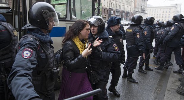 Mosca, nuovi cortei antigovernativi e scontri con la polizia: 30 arresti. Piazza Rossa blindata