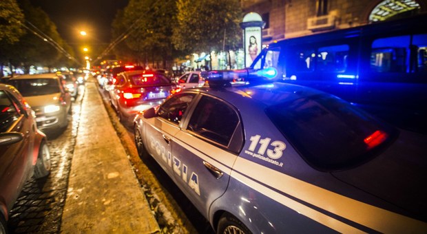 Napoli, lunedì rosso sangue: 17enne accoltellato alla gola in strada, è grave