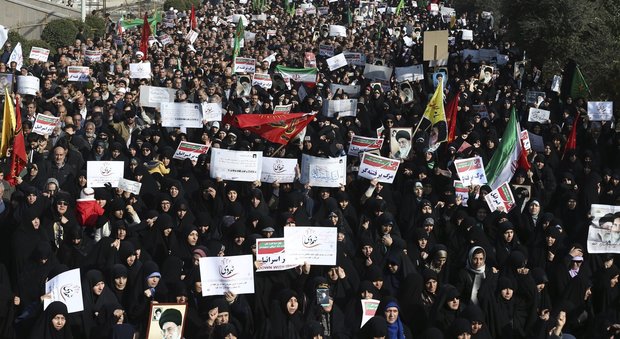 Iran, proteste nelle piazze: slogan contro carovita e Rohani, si riaffaccia anche Ahmadinejad
