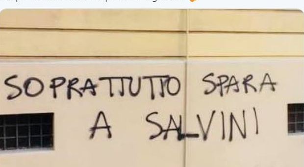 «Spara a Salvini»: il capo leghista denuncia la scritta choc. E il primo a rispondergli è Bonaccini