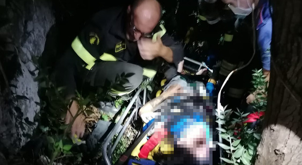 Donna cade per 4 metri in un dirupo: prigioniera dei rovi, i pompieri si fanno largo con la motosega