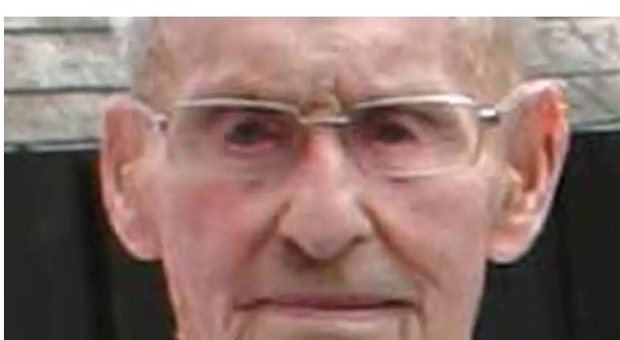 L'uomo di 102 anni resta bloccato sul tetto di casa per tre giorni, salvato dalla lattaia