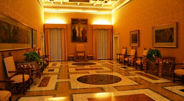 Vaticano sotto choc, rogo al museo di Castelgandolfo: danni a una sala in cui vissero Wojtyla e Ratzinger