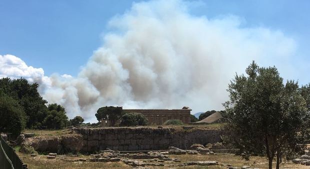 Paestum brucia, mille evacuati tra case e villaggi