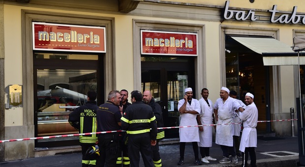Milano, crolla soffitto di una macelleria del centro: clienti feriti
