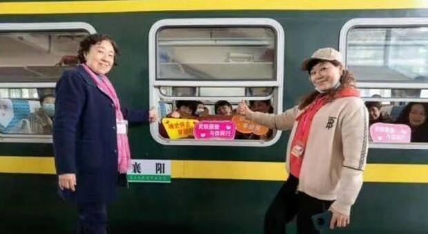 A Wuhan è partito il primo treno turistico del 2021: a bordo 900 persone, tour di due giorni