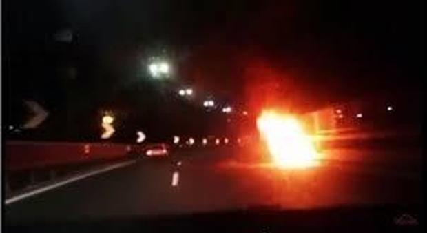 Automobile prende fuoco sull'A14 Paura per il conducente, rallentamenti
