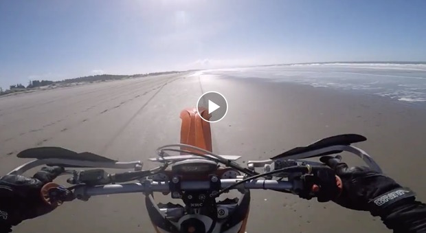 "Il giorno in cui mi sono spezzato la schiena in due parti", motociclista pubblica il video choc del suo incidente (LiveLeak)
