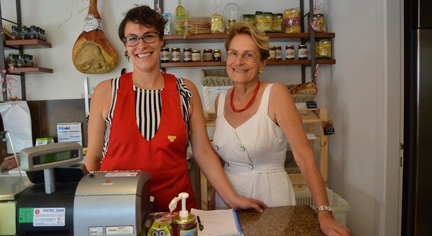 Cinzia con la mamma Rosanna nell'unico negozio di alimentari del piccolo paese di Avasinis