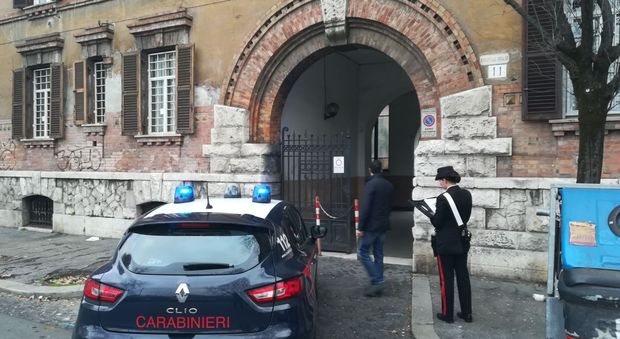 Roma, minacciava 100 famiglie di un condominio a Testaccio: arrestato 53enne