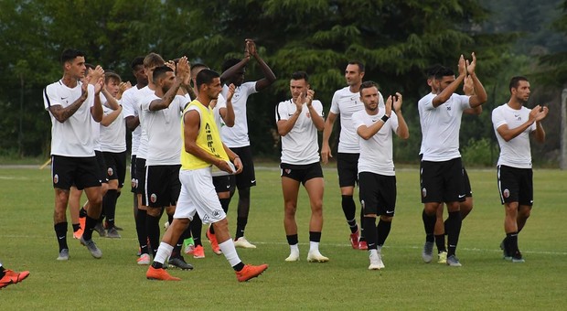 I giocatori dell'Ascoli al termine dell'ultimo test amichevole disputato a Sarnano contro lo Spezia