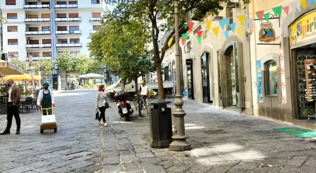 Salerno, i negozianti di Portanova: «Ronde in monopattino contro i ladri»