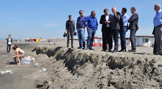 Torna la sabbia sulla spiaggia di Fregene sud: rinasce un chilometro di arenile