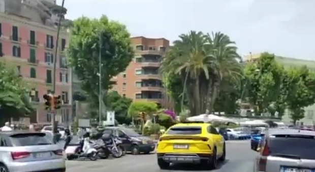 Napoli, auto sfrecciano per festeggiare una prima comunione: la denuncia di Borrelli