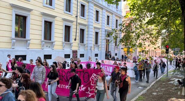 «Le Marche terra di obiettori». Corteo per il diritto all’aborto, attimi di tensione dopo le proteste dei "pro vita"