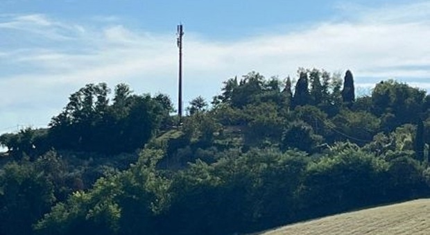 Spunta antenna 5G a Carignano, il comitato: «Toglietela». Iliad l'ha installata contro il parere del Comune, il caso al Tar