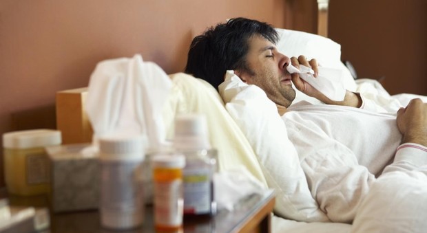 Influenza, non è vero che i maschi esagerano i sintomi, uno studio rivela: stanno più male davvero