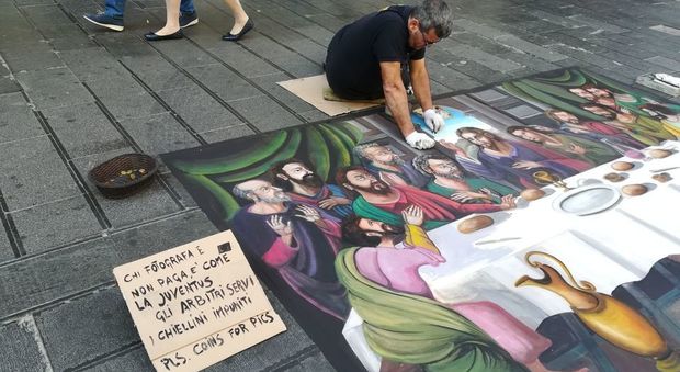 La provocazione dell'artista di strada: «Chi fotografa e non paga è come la Juve»