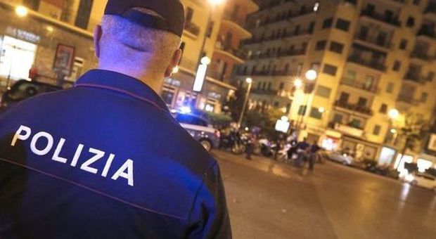 Napoli, lite in strada: 24enne aggredito e accoltellato da dieci ragazzi