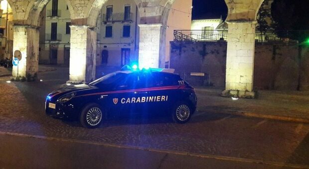 Ferrara, con l'auto investe 4 ragazze e poi fugge: inseguito e linciato dagli amici, salvato dai carabinieri