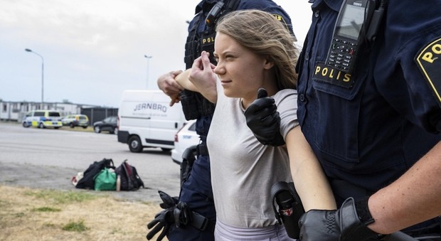 Greta Thunberg arrestata a Malmoe: stava bloccando cinque navi petroliere. Cosa è accaduto durante la protesta
