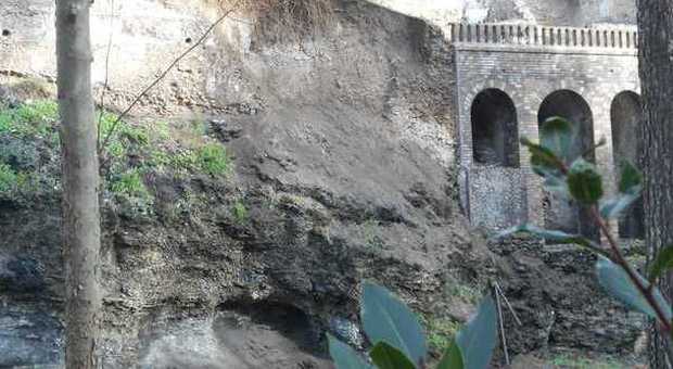 Maltempo, smottamento a Pompei crolla il muro della casa di Verus