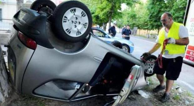 Incidente in rotatoria: si ribalta una Fiat 500 con a bordo madre e figlia