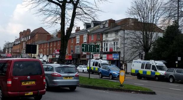 Attentato a Londra, raid in due palazzi di Birmingham: "L'auto verrebbe da lì"