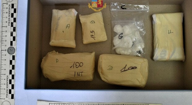 A1 Napoli-Roma, sequestrati 205 chili di cocaina per un valore di 7 milioni